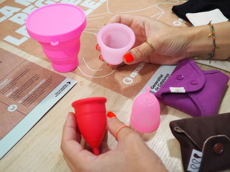 © Reuters. A pharmacist shows menstrual products that will be distributed for free from 2024 in Catalonia, in Barcelona, Spain, September 21, 2023. Generalitat de Catalunya/Handout via REUTERS