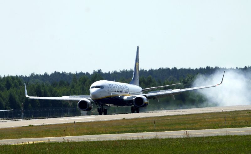 © Reuters. Ryanair aircraft Boeing 737-8AS lands at Riga International Airport, Latvia July 21, 2022. REUTERS/Ints Kalnins