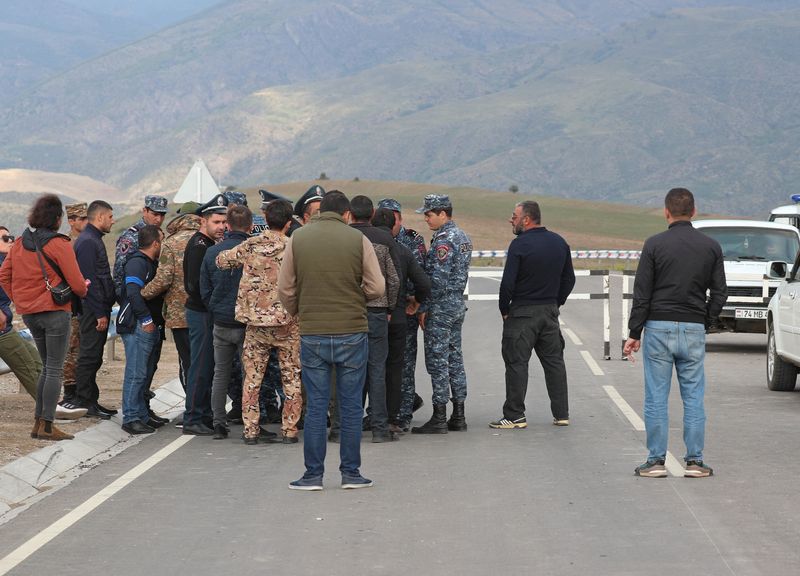 &copy; Reuters. People gather near the Armenian border guard post on the road leading from Armenia to Azerbaijan's Nagorno-Karabakh region, near the village of Kornidzor, Armenia September 21, 2023. REUTERS/Irakli Gedenidze