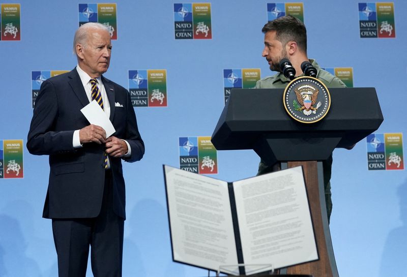 &copy; Reuters. Ukraine’s President Volodymyr Zelenskiy speaks at an event, while U.S. President Joe Biden listens, as G7 leaders announce a joint declaration of support for Ukraine, as the NATO summit is held in Vilnius, Lithuania, July 12, 2023. REUTERS/Kevin Lamarqu