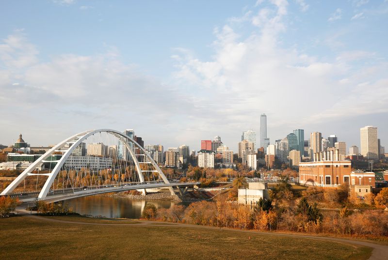 © Reuters. View of the downtown city skyline of Edmonton, Alberta, Canada, October 6, 2021. Picture taken October 6, 2021. REUTERS/Todd Korol/File photo