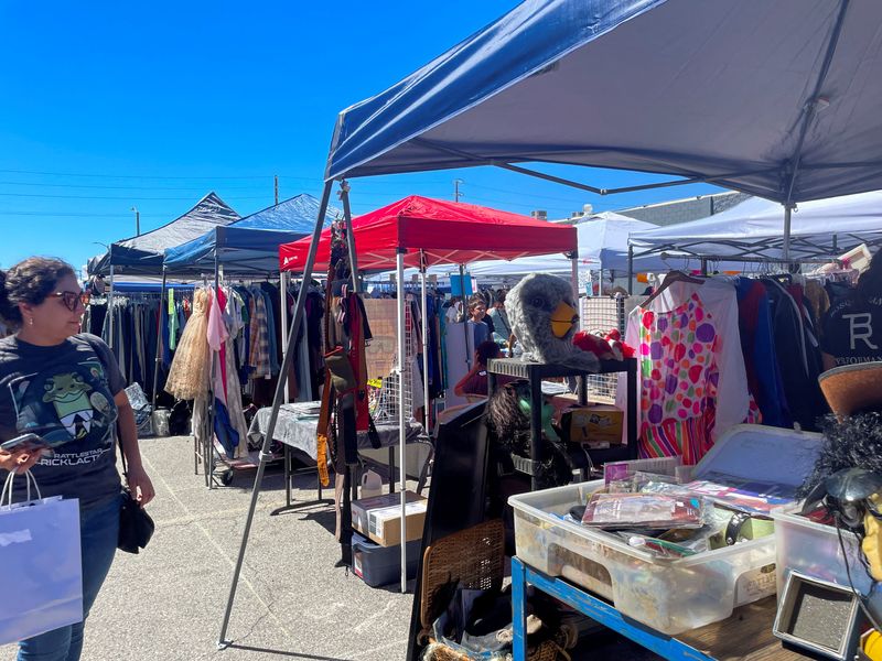 © Reuters. Shoppers browse a flea market where out-of-work film and TV crew members were selling items to earn cash during the Hollywood strikes in Burbank, California, U.S., August 27, 2023. REUTERS/Lisa Richwine/File photo