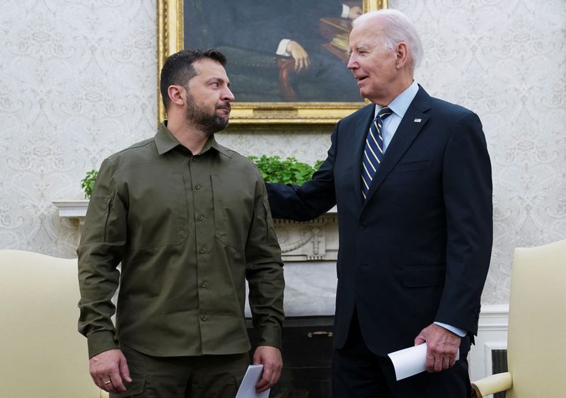 © Reuters. U.S.  President Joe Biden meets with Ukrainian President Volodymyr Zelenskiy in the Oval Office of the White House in Washington, September 21, 2023. REUTERS/Kevin Lamarque