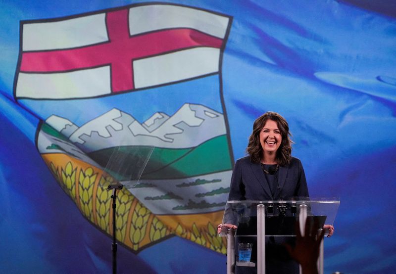 © Reuters. FILE PHOTO: Danielle Smith of the United Conservative Party (UCP) speaks during her party's provincial election night party after a projected win in Calgary, Alberta, Canada May 29, 2023. REUTERS/Todd Korol/File Photo