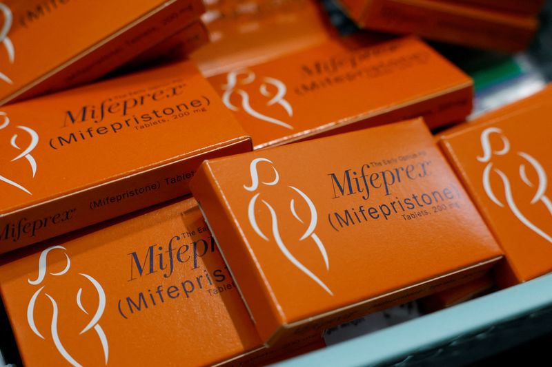 © Reuters. FILE PHOTO: A container holding boxes of Mifepristone, the first medication in a medical abortion, are prepared for patients at Alamo Women's Clinic in Carbondale, Illinois, U.S., April 20, 2023. REUTERS/Evelyn Hockstein/File Photo