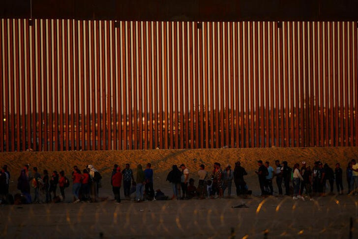 Cifra récord de migrantes se dirige a frontera de EEUU, en una nueva prueba para Biden