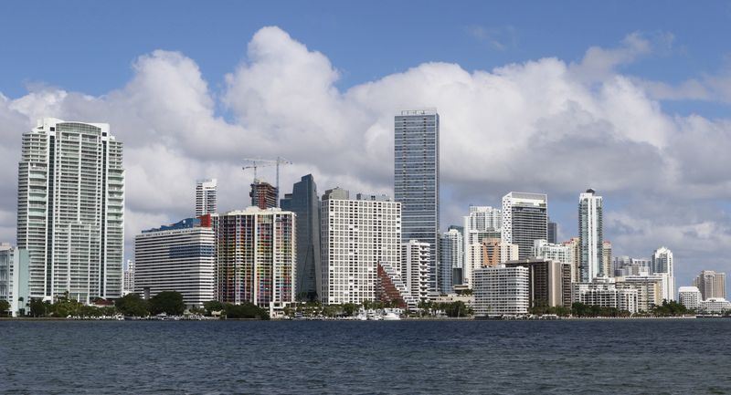 © Reuters. FILE PHOTO: The downtown skyline of Miami, Florida November 5, 2015. With little land left to build on between the Everglades and the Atlantic Ocean, Miami developers are going vertical, converting the city from a sprawling suburbia to a dense metropolis. Picture taken November 5, 2015. REUTERS/Joe Skipper/File Photo