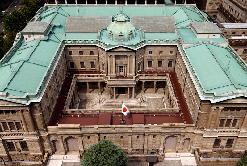 © Reuters. FILE PHOTO: Japanese national flag is hoisted atop the headquarters of Bank of Japan in Tokyo, Japan September 20, 2023.  REUTERS/Issei Kato/File Photo