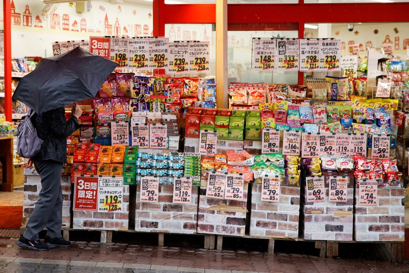 &copy; Reuters.  ９月２２日、総務省によると、８月の全国消費者物価指数（生鮮食品を除く、コアＣＰＩ）は前年同月比プラス３．１％となった。写真は都内の商店で３月撮影（２０２３年　ロイター/Andr