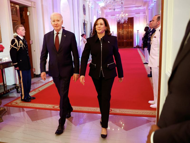 &copy; Reuters. Biden e Kamala Harris caminham na Casa Branca
16/05/2023
REUTERS/Evelyn Hockstein