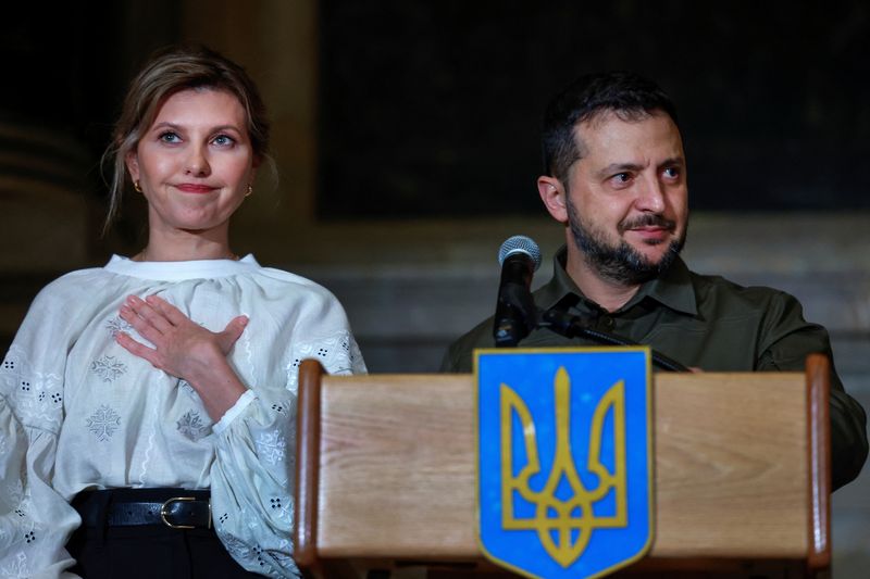 © Reuters. President of Ukraine Volodymyr Zelenskiy thanks Americans for their support of Ukraine in the war with Russia, alongside his wife Olena Zelenska, during a speech at the National Archives in Washington, U.S., September 21, 2023. REUTERS/Evelyn Hockstein