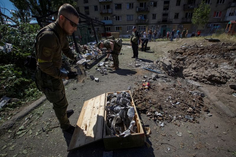 &copy; Reuters. Des experts de la police travaillent après une frappe militaire à Kurakhove, en Ukraine. /Photo prise le 7 juin 2022/REUTERS/Anna Kudriavtseva