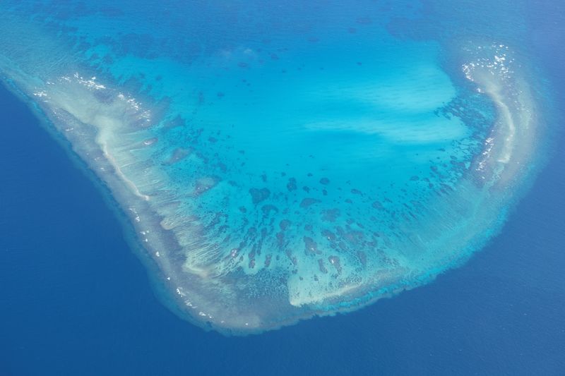 &copy; Reuters. フィリピンは、南シナ海の同国の排他的経済水域（ＥＥＺ）内のサンゴ礁を中国が破壊しているとして法的措置を検討している。写真はイロコイ礁。３月９日、南シナ海で撮影（２０２３年