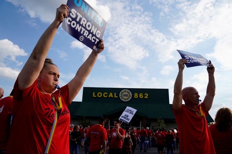 &copy; Reuters. أشخاص يشاركون خلال إضراب خارج مصنع في لويزفيل بالولايات المتحدة يوم الخميس. تصوير: مايكل سوينسن - رويترز. يحظر إعادة بيع أو الاحتفاظ بالصورة 