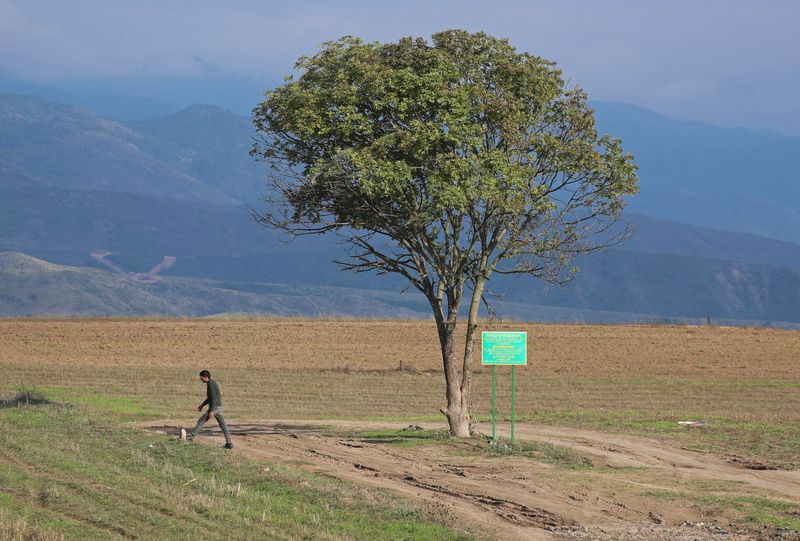 &copy; Reuters. Un arbre sur la route menant à la région du Haut-Karabakh. /Photo prise le 21 septembre 2023/REUTERS/Irakli Gedenidze