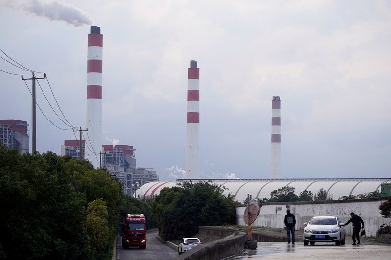 &copy; Reuters. FOTO DE ARCHIVO: Las inmediaciones de una central eléctrica de carbón en Shanghái, China. 21 de octubre de 2021. REUTERS/Aly Song