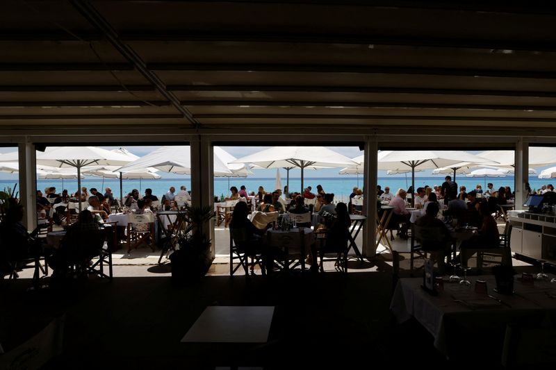 &copy; Reuters. FILE PHOTO: Customers enjoy a lunch on the terrace of a beach restaurant in Nice as cafes, bars and restaurants reopen after closing down for months amid the coronavirus disease (COVID-19) outbreak in France, May 19, 2021. REUTERS/Eric Gaillard