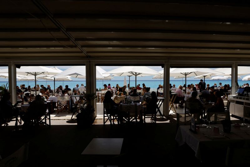 &copy; Reuters. FOTO DE ARCHIVO. Clientes disfrutan de un almuerzo en la terraza de un restaurante de playa en Niza, Francia. 19 de mayo de 2021. REUTERS/Eric Gaillard