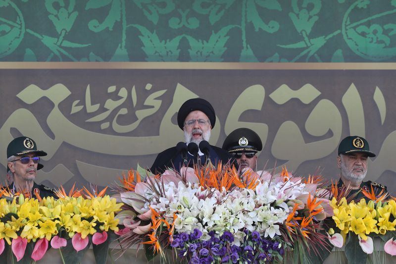 © Reuters. Iranian President Ebrahim Raisi delivers a speech during the annual military parade in Tehran, Iran, September 22, 2023. Majid Asgaripour/WANA (West Asia News Agency) via REUTERS
