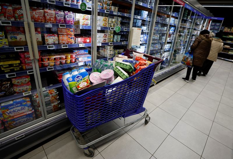 &copy; Reuters. FILE PHOTO: Customers use a shopping trolley to shop in a supermarket in Nice, France, March 1, 2023.    REUTERS/Eric Gaillard