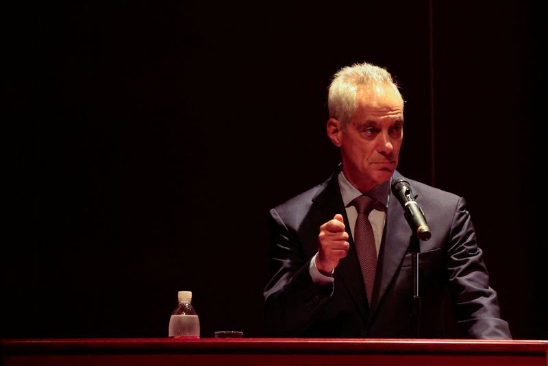 &copy; Reuters. رام إيمانويل السفير الأمريكي لدى اليابان يلقي كلمة في المعهد العالي الوطني للدراسات السياسية في طوكيو باليابان يوم الجمعة. تصوير: توم بيتما