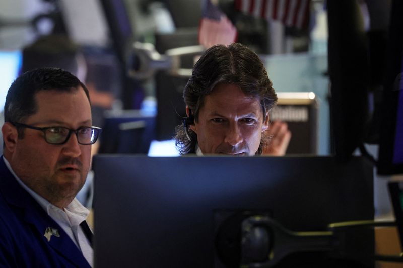 &copy; Reuters. Traders work on the floor of the New York Stock Exchange (NYSE) in New York City, U.S., August 15, 2023.  REUTERS/Brendan McDermid