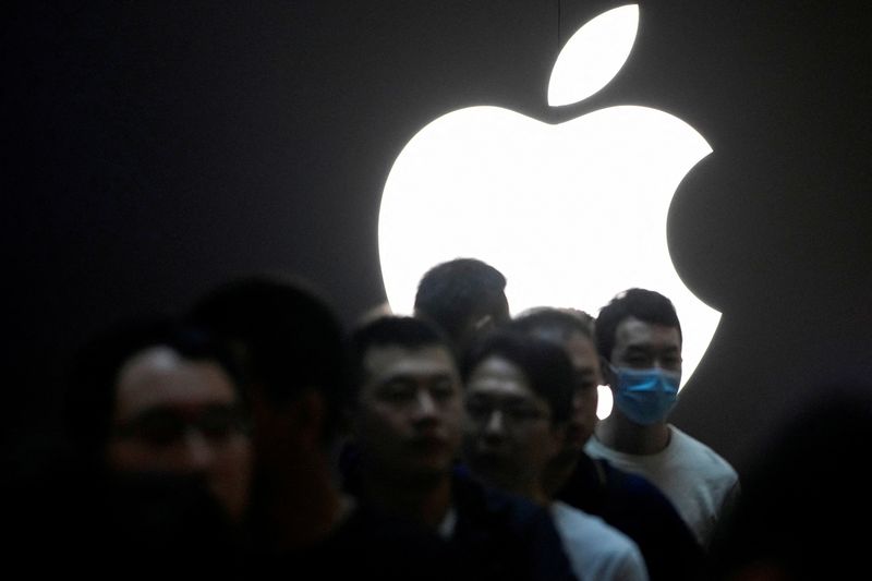 © Reuters. People line up while waiting at an Apple Store as Apple's new iPhone 15 officially goes on sale across China, in Shanghai, China September 22, 2023. REUTERS/Aly Song     TPX IMAGES OF THE DAY