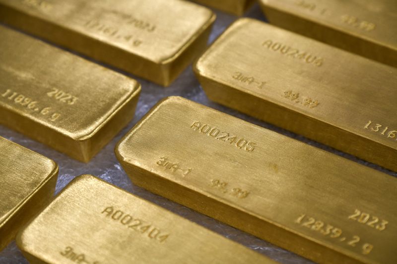 &copy; Reuters. FOTO DE ARCHIVO: Lingotes de oro puro al 99,99% se colocan en una sala de trabajo en la planta de metales preciosos Krastsvetmet en la ciudad siberiana de Krasnoyarsk, Rusia. 31 de enero, 2023. REUTERS/Alexander Manzyuk