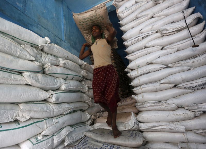 &copy; Reuters. FOTO DE ARCHIVO: Un trabajador lleva un saco lleno de azúcar en un almacén de un mercado mayorista en Calcuta, India, 15 de febrero de 2016.  REUTERS/Rupak De Chowdhuri/Archivo