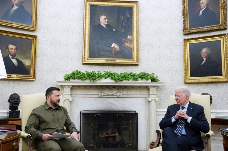 &copy; Reuters. الرئيس الأوكراني فولوديمير زيلينسكي يلتقي بنظيره الأمريكي جو بايدن في البيت الأبيض بواشنطن يوم الخميس. تصوير: كيفن لامارك - رويترز. 

