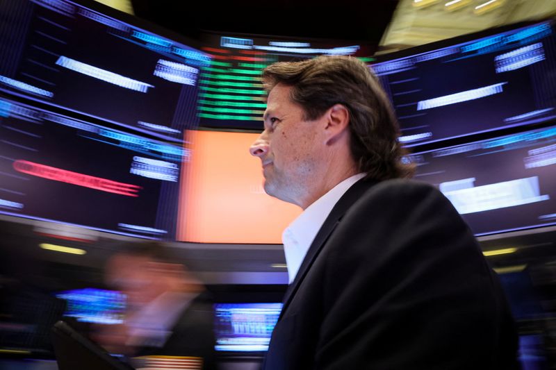 &copy; Reuters. FILE PHOTO: Traders work on the floor of the New York Stock Exchange (NYSE) in New York City, U.S., August 29, 2023.  REUTERS/Brendan McDermid/File Photo