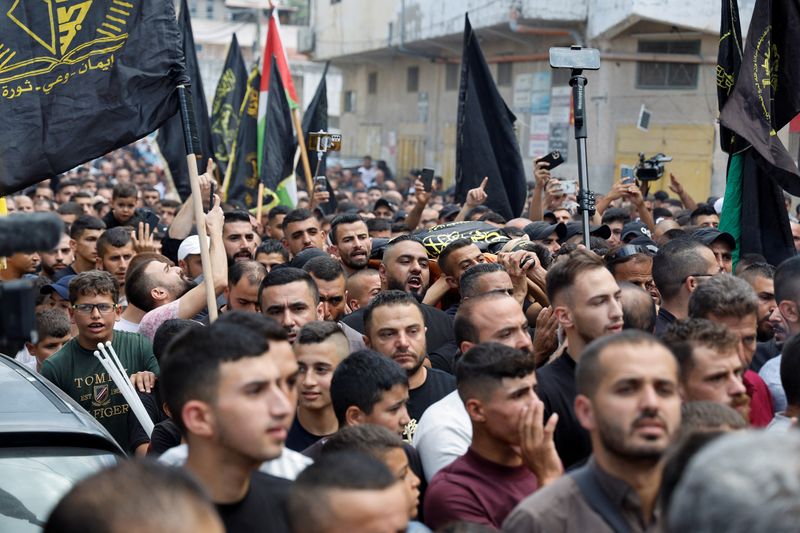 &copy; Reuters. Mourners carry the body of Abdullah Abu Hassan, a Palestinian who was killed in an Israeli raid, during his funeral in Al-Yamoun near Jenin, in the Israeli-occupied West Bank September 22, 2023. REUTERS/Raneen Sawafta