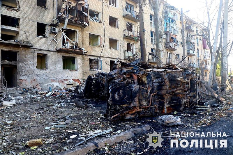 © Reuters. A burnt car is seen at a site of the area damaged during a Russian missile strike in the town of Kurakhove, amid Russia's attack on Ukraine, in Donetsk region, Ukraine September 22, 2023. National Police/Handout via REUTERS ATTENTION EDITORS - THIS IMAGE HAS BEEN SUPPLIED BY A THIRD PARTY. DO NOT OBSCURE LOGO.