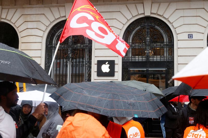 &copy; Reuters. Funcionários da Apple se reúnem em frente à Apple Store perto da Place de l'Opéra durante um protesto para exigir salários mais altos e melhores benefícios no dia em que a Apple lança seu iPhone 15, em Paris, França
22/09/2023
REUTERS/Abdul Saboor