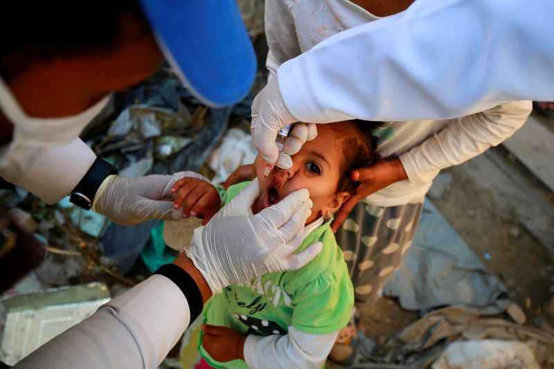&copy; Reuters. فتاة تتلقى لقاح شلل الأطفال خلال حملة تطعيم في صنعاء باليمن في صورة من أرشيف رويترز.
