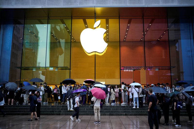 &copy; Reuters. Un grupo de personas frente a una tienda Apple Store mientras el nuevo iPhone 15 de Apple sale oficialmente a la venta en China, en Shanghái, China. 22 de septiembre de 2023. REUTERS/Aly Song