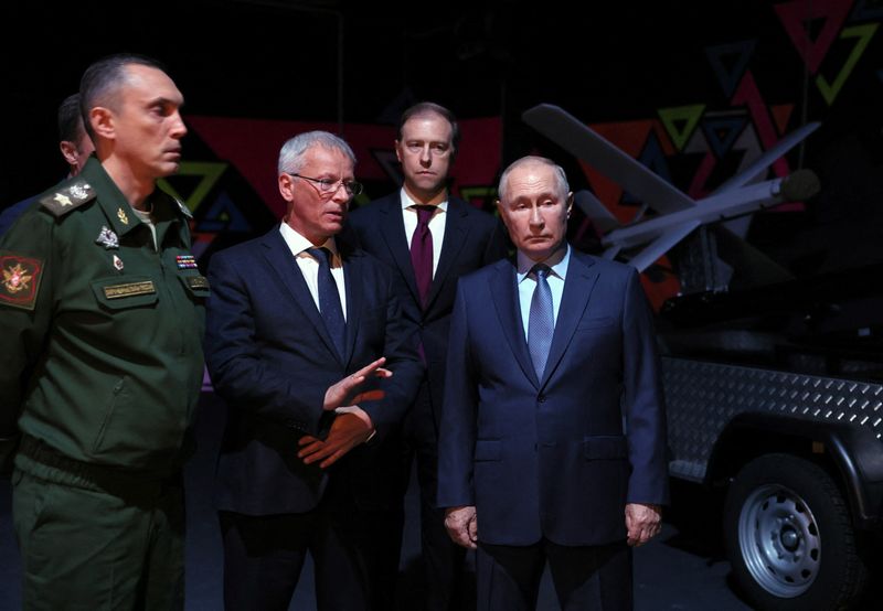 &copy; Reuters. Russian President Vladimir Putin, accompanied by Deputy Prime Minister Denis Manturov, Deputy Defence Minister Alexei Krivoruchko and other officials, attends the Gunsmith Forum in the city of Izhevsk, Russia September 19, 2023. Sputnik/Mikhail Metzel/Poo