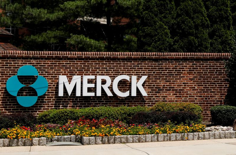 &copy; Reuters. FOTO ARCHIVO: El logotipo de Merck se ve en una puerta del campus de Merck & Co en Rahway, Nueva Jersey, Estados Unidos. 12 de julio de 2018. REUTERS/Brendan McDermid 
