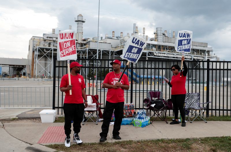 &copy; Reuters. Striking United Auto Workers members hold strike signs outside the Ford Motor Michigan Assembly Plant in Wayne, Michigan U.S., September 17, 2023.  REUTERS/Rebecca Cook