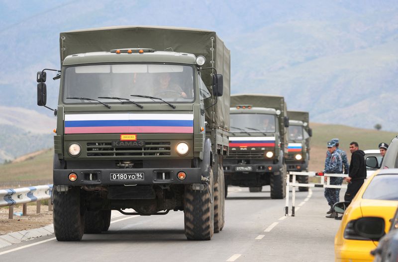 &copy; Reuters. FILE PHOTO: Vehicles of Russian peacekeepers leaving Azerbaijan's Nagorno-Karabakh region for Armenia pass an Armenian checkpoint on a road near the village of Kornidzor, Armenia September 22, 2023. REUTERS/Irakli Gedenidze/File Photo