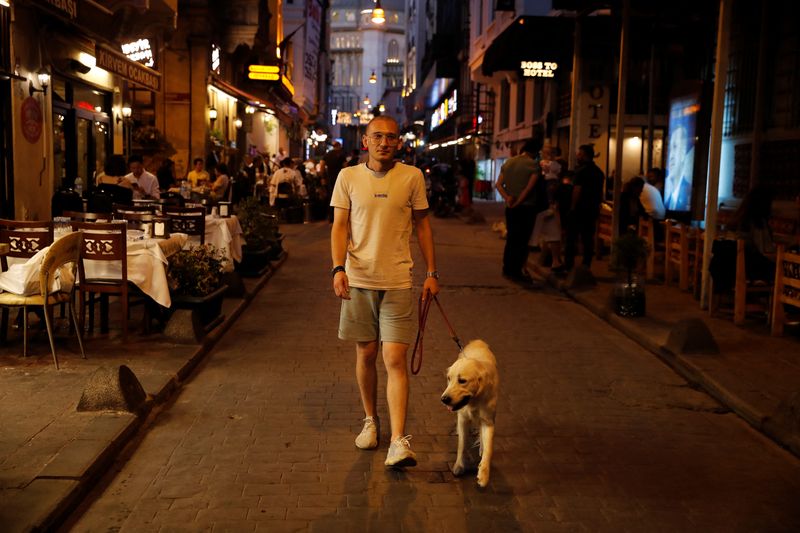 &copy; Reuters. Ativista sírio caminha por rua de Istambul, Turquia
12/09/2023
REUTERS/Dilara Senkaya