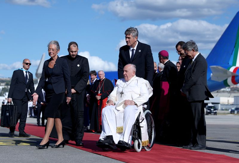 &copy; Reuters. Le pape François est accueilli par la Première ministre française Elisabeth Borne à son arrivée à l'aéroport de Marseille à l'occasion des Rencontres méditerranéennes (MED 2023), à Marignane, en France. /Photo prise le 22 septembre 2023/REUTERS