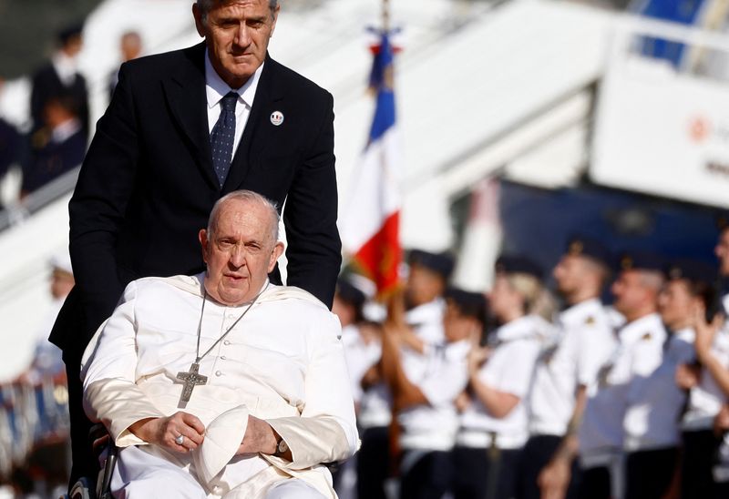 © Reuters. Pope Francis arrives at Marseille Airport on the occasion of the Mediterranean Meetings (MED 2023), in Marignane, France, September 22, 2023. REUTERS/Yara Nardi