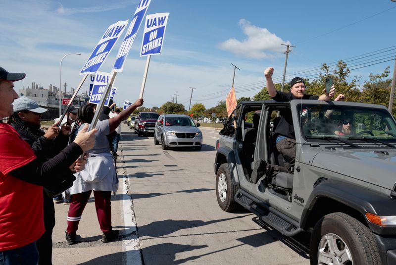 &copy; Reuters. A caravan of striking United Auto Workers from the Jeep plant in Toledo, Ohio, drive past striking Ford UAW members in solidarity outside the Ford Michigan Assembly Plant in Wayne, Michigan U.S.  September 19, 2023. REUTERS/Rebecca Cook