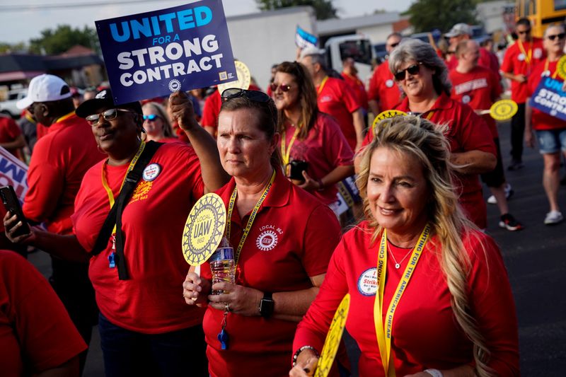 © Reuters. People attend a UAW rally to support striking workers outside an assembly plant in Louisville, Kentucky, U.S., September 21, 2023.   REUTERS/Michael Swensen