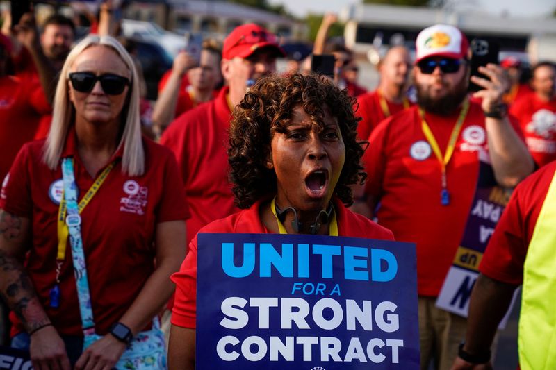 &copy; Reuters. Phaedra Grant, que trabalhou 24 anos na Ford, participa de protesto em apoio à greve do sindicato UAW em Louisville, no Kentucky
21/09/2023
REUTERS/Michael Swensen