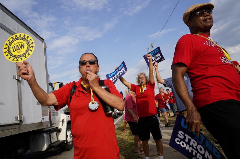 &copy; Reuters. Sheila McGee, who retired from Ford in 2019, waves a sign and blows a whistle while attending a UAW rally to support striking workers outside an assembly plant in Louisville, Kentucky, U.S., September 21, 2023.   REUTERS/Michael Swensen