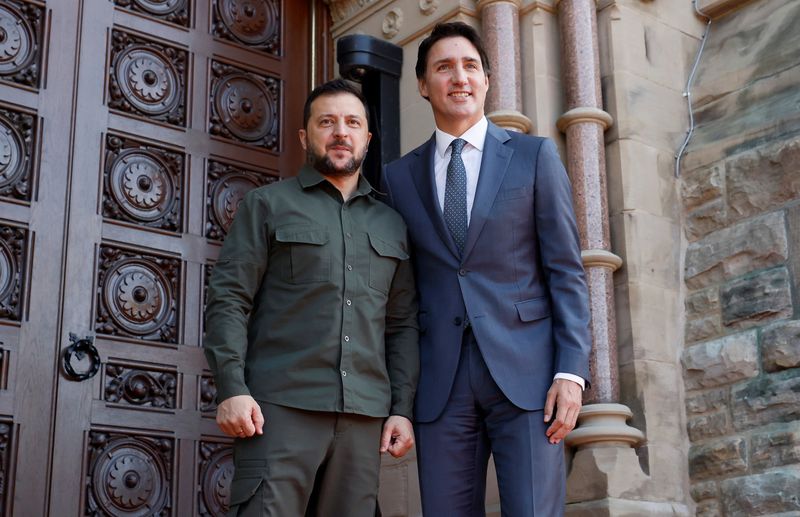 © Reuters. Ukraine's President Volodymyr Zelenskiy is welcomed by Canadian Prime Minister Justin Trudeau in Ottawa, Canada September 22, 2023. REUTERS/Blair Gable