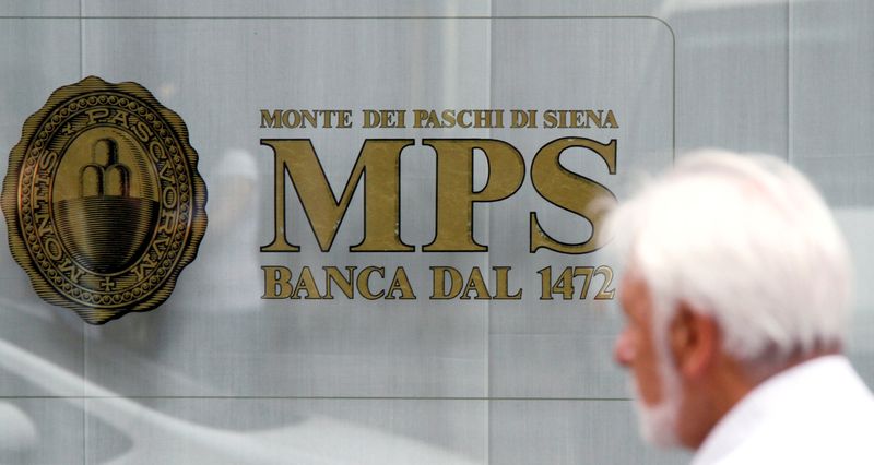 &copy; Reuters. Un uomo davanti l'ingresso di una filiale Monte dei Paschi di Siena, a Milano. REUTERS/Stefano Rellandini