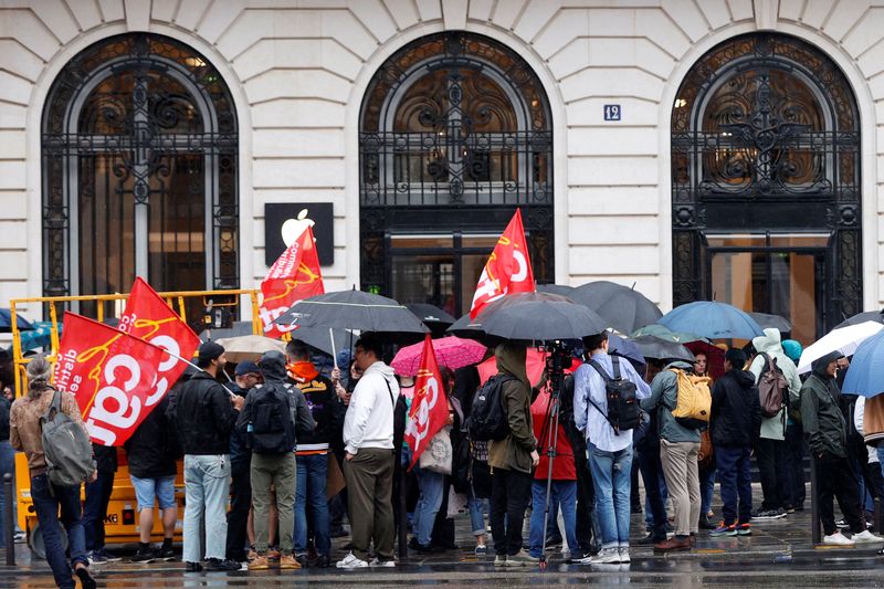 &copy; Reuters. 米アップルのフランスの店舗で働く従業員が２２日、待遇改善を求めて全国的なストライキを開始した。（２０２３年　ロイター/Abdul Saboor）